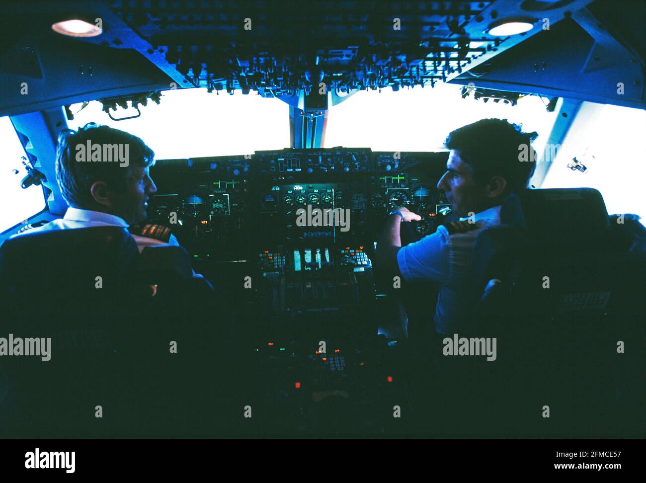 Berufe. Kapitän und Co-Pilot an den Kontrollen von Boeing 747-Flugzeugen. Stockfoto
