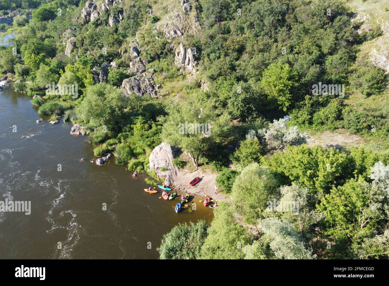 Boote auf dem felsigen Ufer des südlichen Bug-Flusses in der Ukraine. Landschaft aus der Vogelperspektive. Malerische Landschaft. Stockfoto