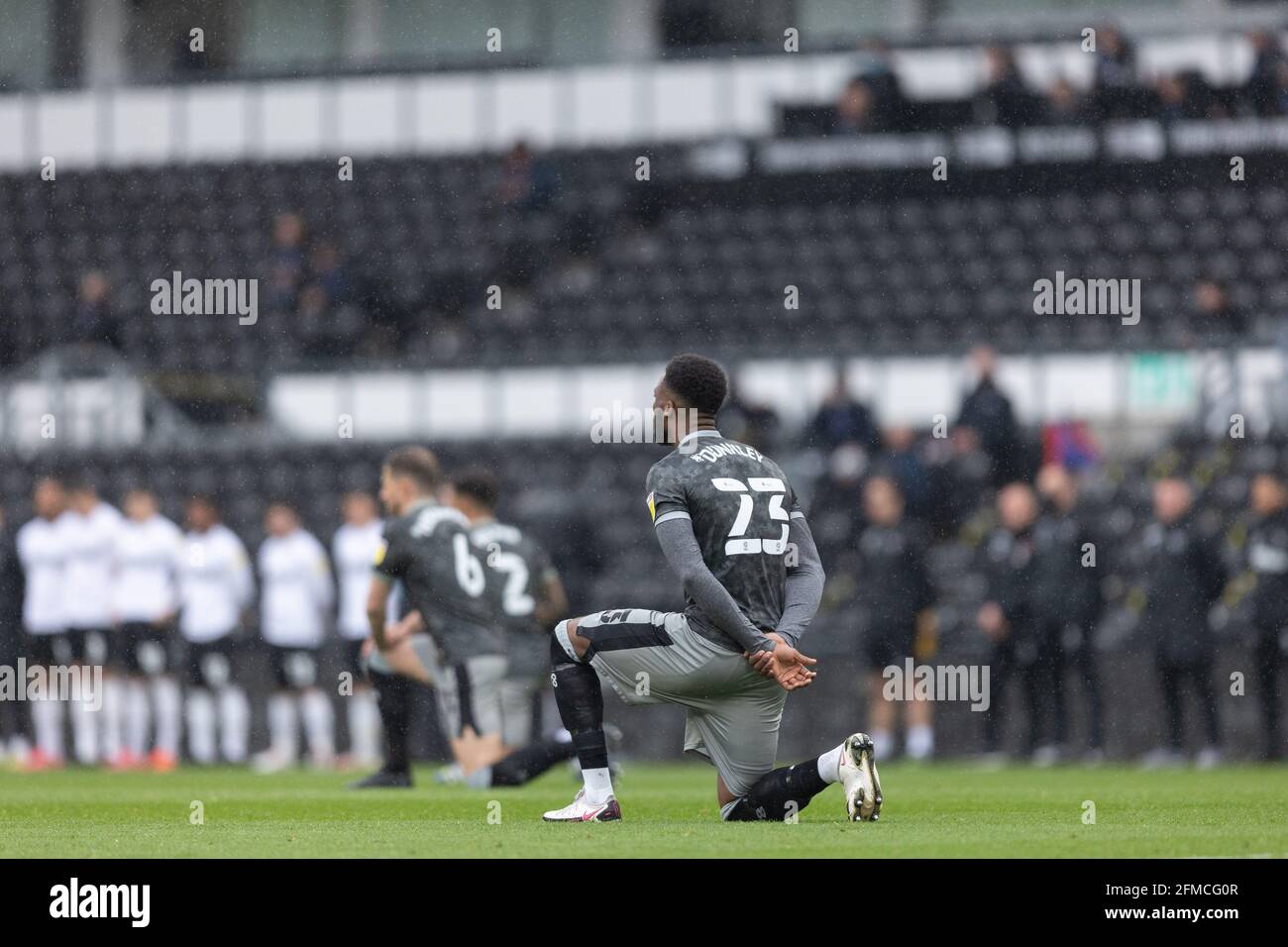 DERBY, GROSSBRITANNIEN. MAI. Sheffield Wednesday kniet vor dem Sky Bet Championship-Spiel zwischen Derby County und Sheffield Wednesday im Pride Park, Derby, am Samstag, den 8. Mai 2021. (Kredit: Pat Scaasi, Mi News) Kredit: MI Nachrichten & Sport /Alamy Live Nachrichten Stockfoto