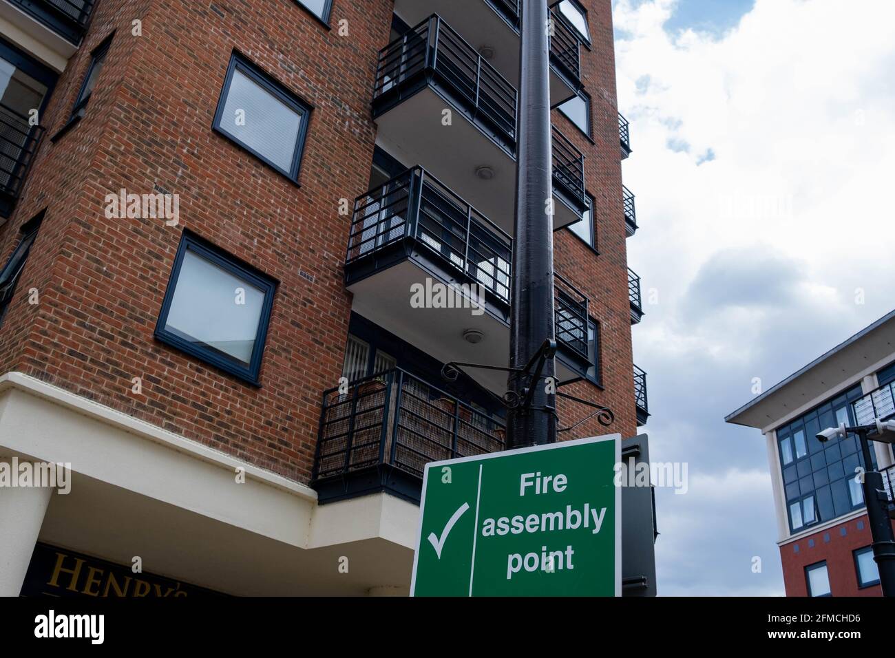 Kingston upon Thames London, Großbritannien, Mai 07 2021, Feuerwehreinbaustelle vor EINEM Hochhaus mit luxuriösen Wohnungen im Stadtzentrum Stockfoto