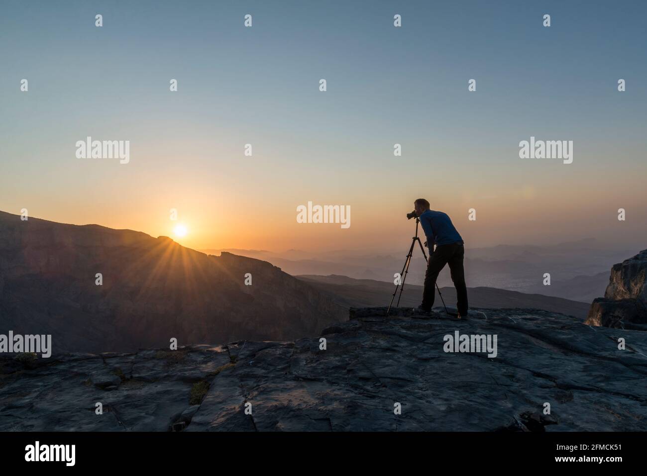 Fotografin fotografiert den Sonnenaufgang am Jebel Shams, dem Grand Canyon von Arabien. Region Al Dakhiliyah, Oman Stockfoto