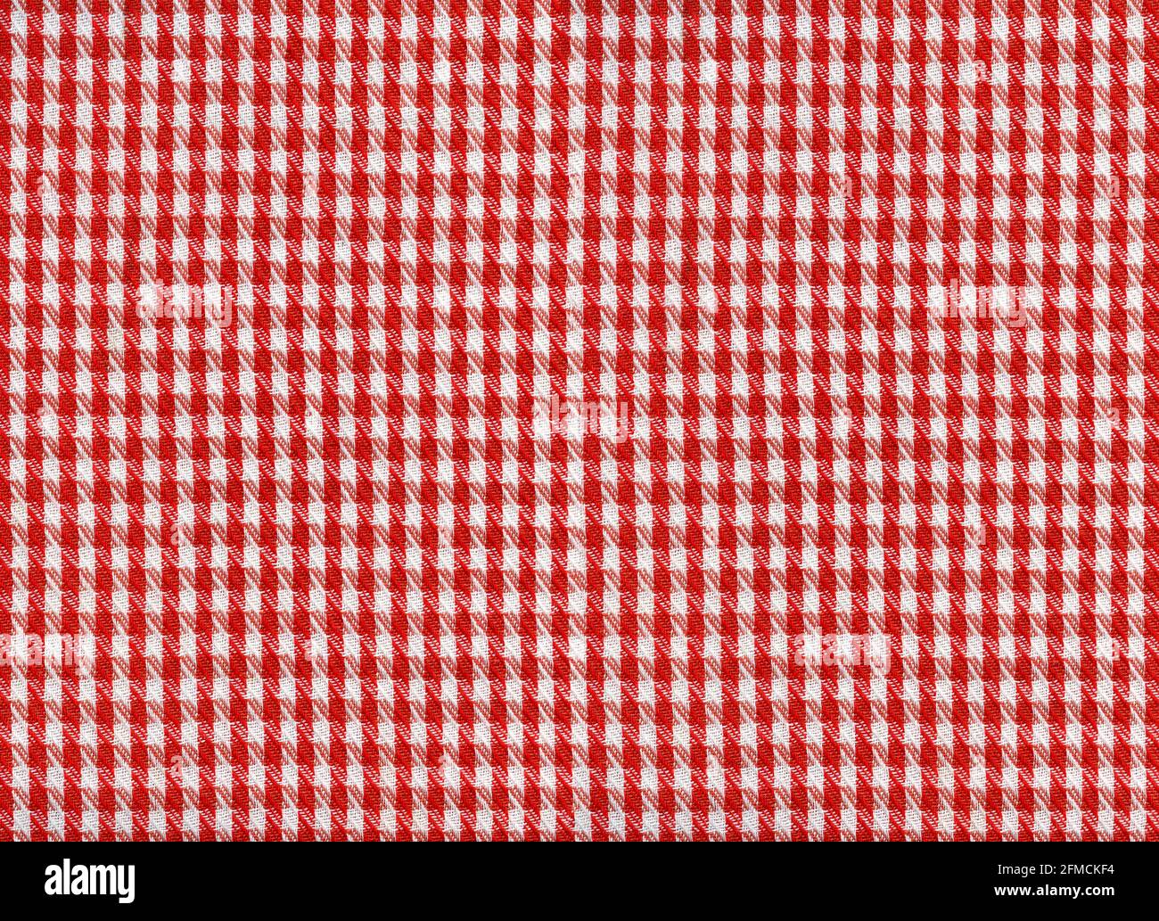 Ein flacher Bereich aus gewebtem Stoff als Hintergrundstruktur Und Muster rot-weißen Gingham Stockfoto