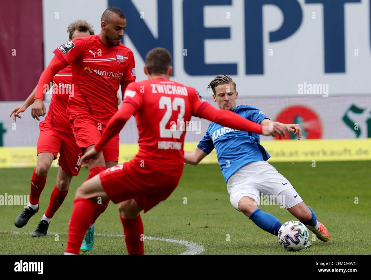 Rostock, Deutschland. Mai 2021. Fußball: 3. Liga, Hansa Rostock - FSV  Zwickau, 36. Spieltag, Ostseestadion. Zwickaus Mike Könnecke (l-r), Steffen  Nkansah und Marius Hauptmann sowie Rostocks Bentley Baxter Bahn in Aktion.  Quelle: