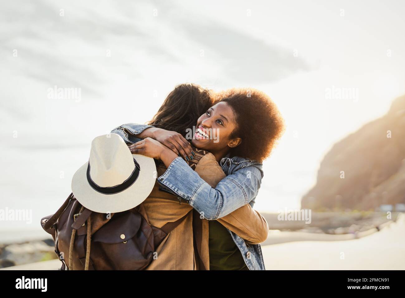 Glückliches junges Paar aus romantischen Moment während umarmt im Freien - Jugend Menschen Liebe und Beziehungskonzept Stockfoto Glückliches junges Paar aus romantischen Moment während umarmt im Freien - Jugend Menschen Liebe und Beziehungskonzept Stockfoto