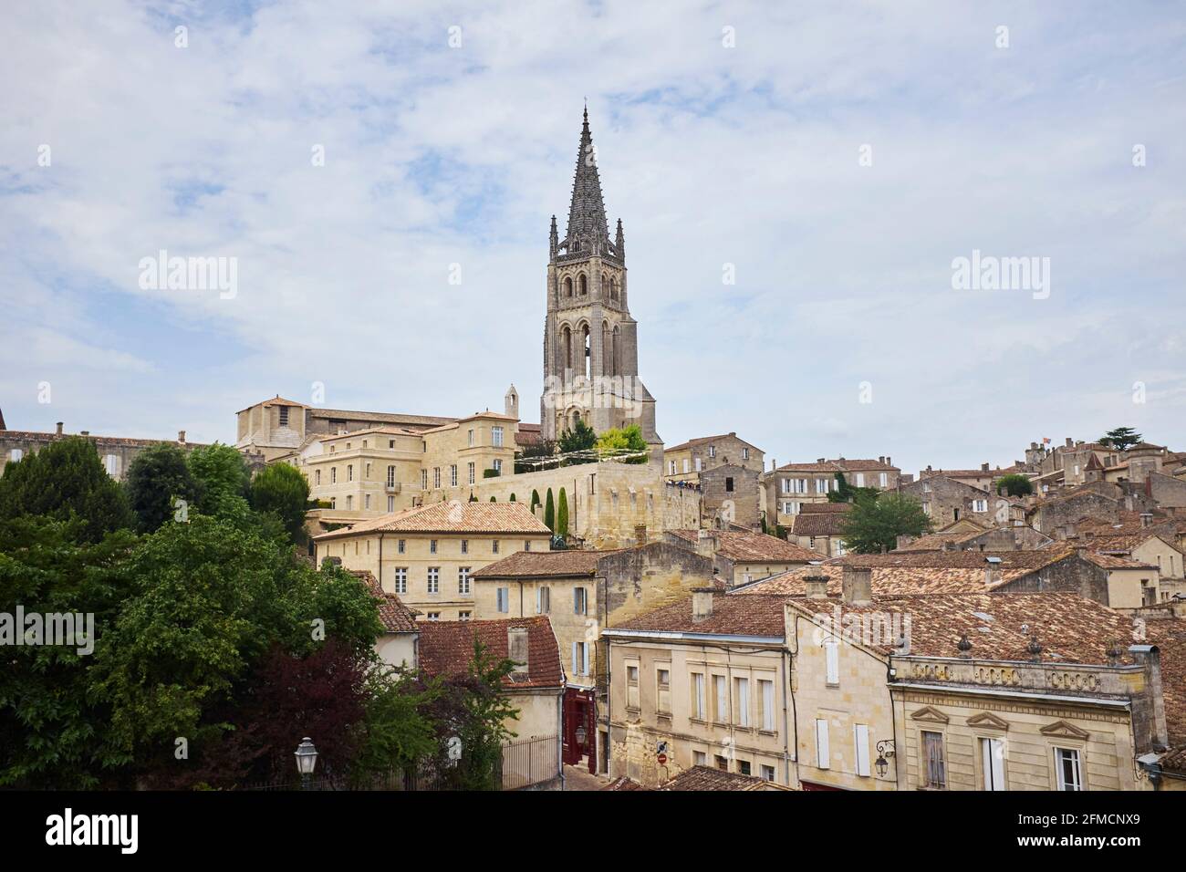 Panoramablick auf die französische Weinstadt Saint-Emilion mit mittelalterlicher Kirche Glockenturm Stockfoto