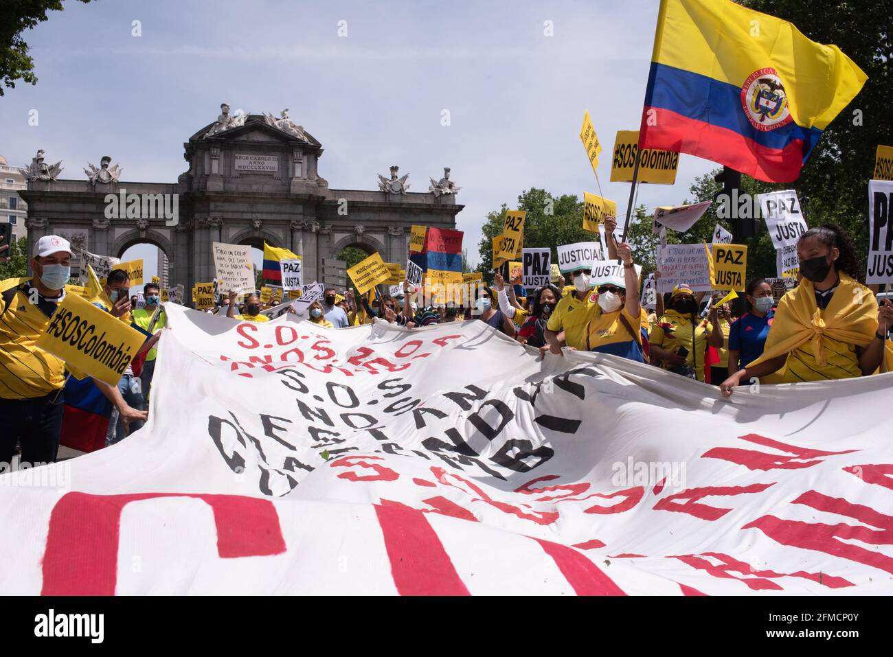 Madrid, Spanien, 8. Mai 2021. Demonstranten nehmen an einer Demonstration zur Unterstützung kolumbianischer Bürger Teil, die gegen die gewaltsame Unterdrückung von regierungsfeindlichen Protesten kämpfen. Die Proteste in Kolumbien dauern an, nachdem die Regierung die Steuerreform zurückzieht, was zu tödlichen Zusammenstößen und Störungen führt. In der Calle Alcalá, der wichtigsten Straße Madrids, zeigen die Menschen Transparente. Quelle: Roberto Arosio/Alamy Live News Stockfoto