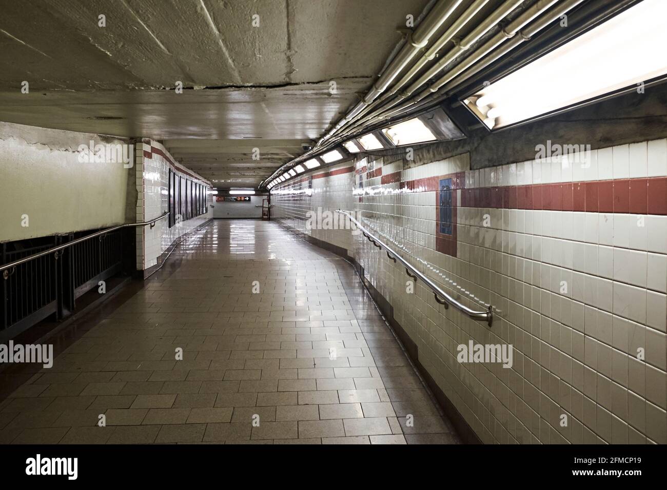 Die U-Bahn-Station ist nachts leer und hat Neonlichter Stockfoto