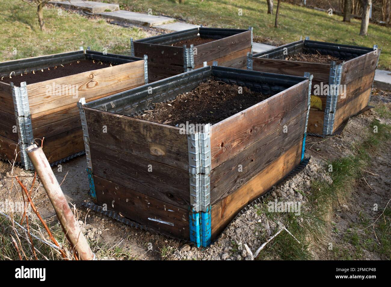 Hochbetten für Gemüseanpflanzung mit Palettenkragen. Permakultureller Gartenbau Stockfoto