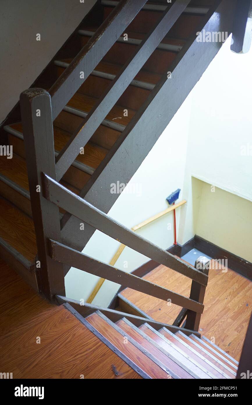 Blick nach unten auf die Treppe im alten abgenutzten Bürogebäude Stockfoto