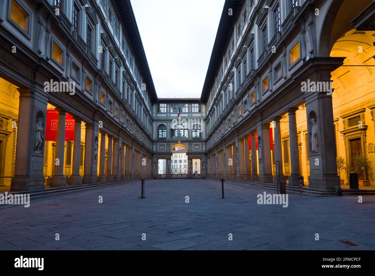 FLORENZ, ITALIEN - 20. SEPTEMBER 2017: Abenddämmerung in den Uffizien Stockfoto