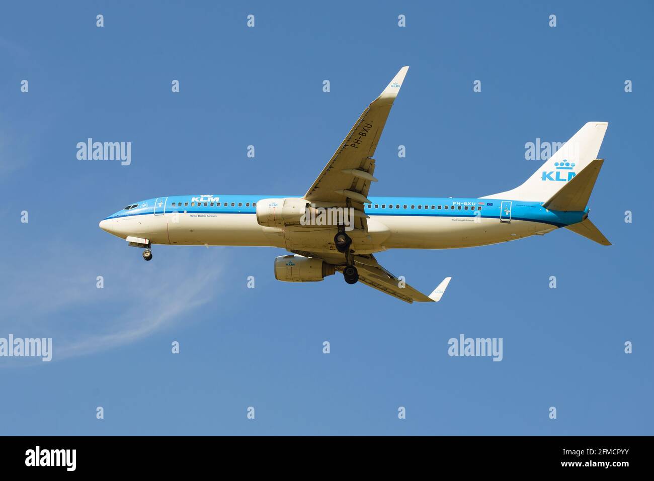 SAINT-PETERSBURG, RUSSLAND - 08. MAI 2018: Boeing 737-8BK (PH-BXU) von KLM Royal Dutch Airlines auf einer Gleitbahn gegen einen blauen Himmel Stockfoto