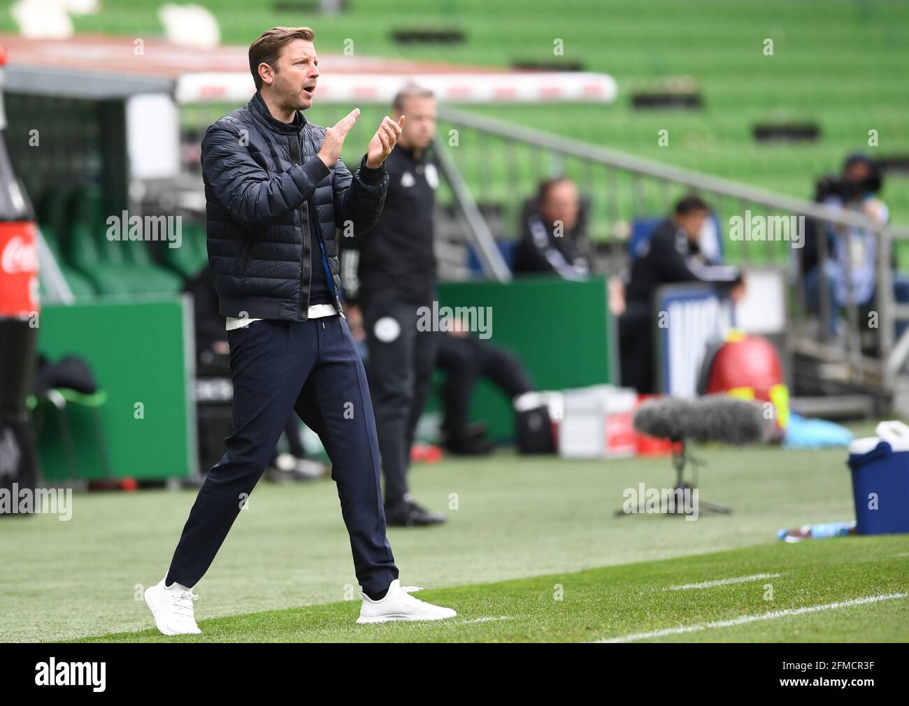 Bremen, Deutschland. Mai 2021. Fußball: Bundesliga, SV Werder Bremen - Bayer 04 Leverkusen, Matchday 32 im Weserstadion. Werder-Trainer Florian Kohfeldt zeigt sich am Rande. Kredit: Carmen Jaspersen/dpa - WICHTIGER HINWEIS: Gemäß den Bestimmungen der DFL Deutsche Fußball Liga und/oder des DFB Deutscher Fußball-Bund ist es untersagt, im Stadion und/oder vom Spiel aufgenommene Fotos in Form von Sequenzbildern und/oder videoähnlichen Fotoserien zu verwenden oder zu verwenden./dpa/Alamy Live News Stockfoto