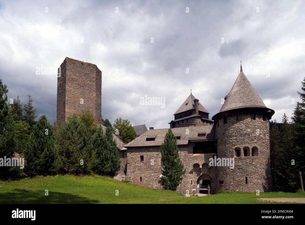 Burg Finstergrun ist ein Schloss im österreichischen Bundesland Salzburg Stockfoto