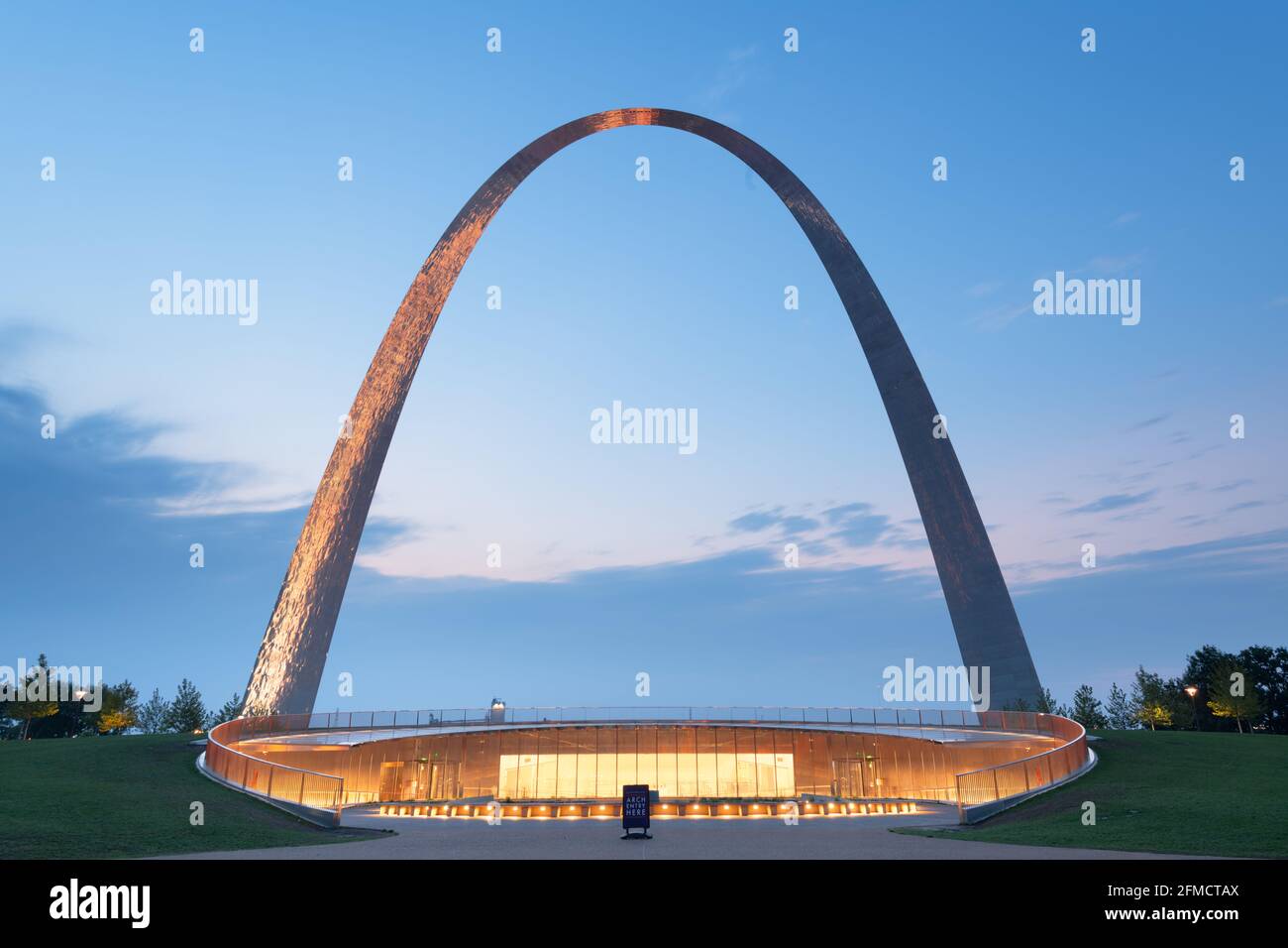 ST. LOUIS, MISSOURI - 25. AUGUST 2018: Gateway Arch und Besucherzentrum im Gateway Arch National Park bei Sonnenaufgang. Stockfoto