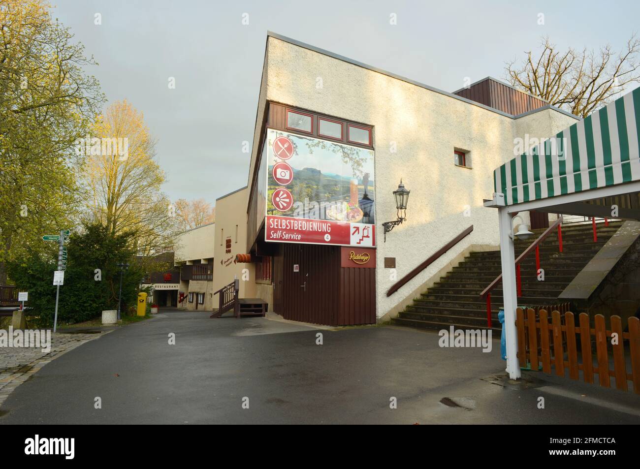 Bastei, Deutschland 04-29-2021 während der Corona-Krise wurde das Panorama-Restaurant geschlossen und keine Menschen gesperrt Stockfoto