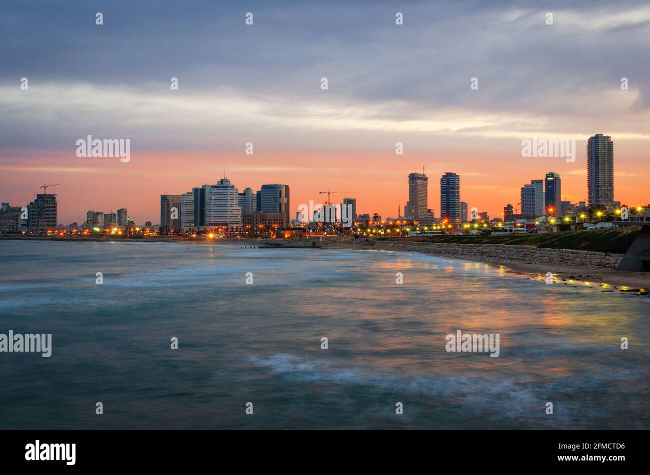 Tel Aviv, Skyline der Stadt Israel am Ufer des Mittelmeers in der Abenddämmerung. Stockfoto