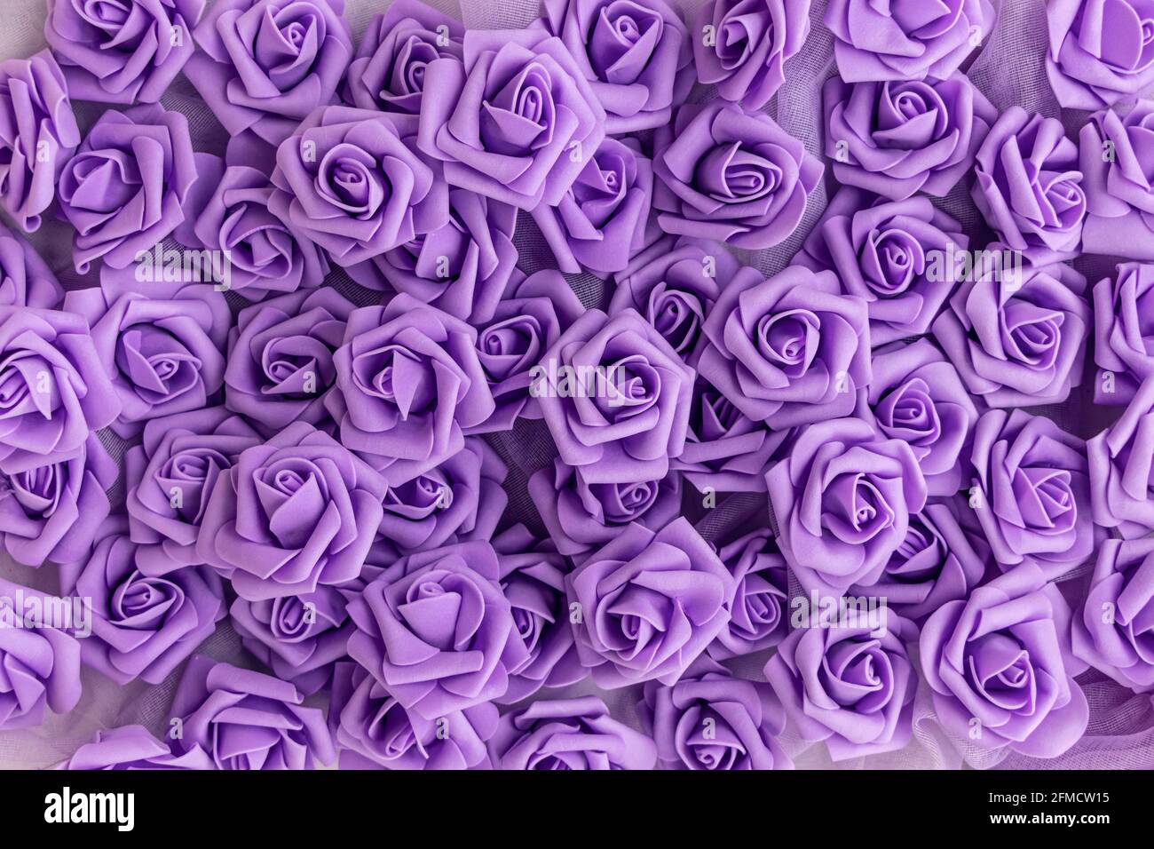 Künstliche lila oder lila Rosen, foamiran Rosen. Hintergrund von lila oder  lila Blumen. Fake Blumen. Soft Focus Stockfotografie - Alamy