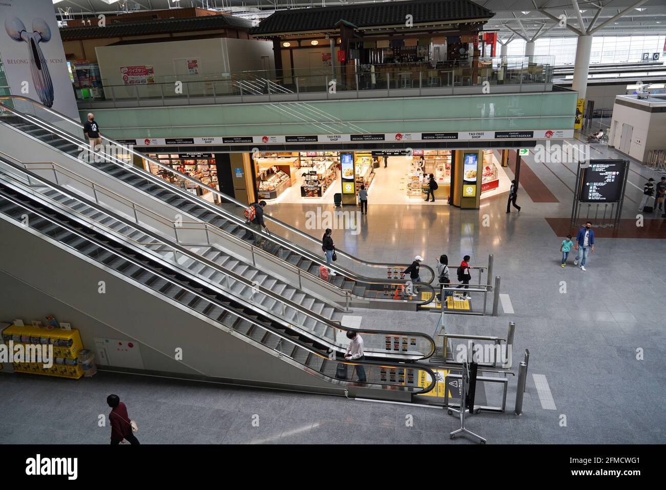 Tokoname, Japan. Mai 2021. Reisende, die Gesichtsmasken tragen, können beim Spaziergang am Chubu Centrair International Airport Terminal beobachten. Japan verlängert den Ausnahmezustand bis Ende Mai und verstärkt die Sperrmaßnahmen, da die Zahl der Infektionsfälle im Rahmen einer Coronavirus-Pandemie weiterhin hoch ist. (Foto: Jinhee Lee/SOPA Images/Sipa USA) Quelle: SIPA USA/Alamy Live News Stockfoto