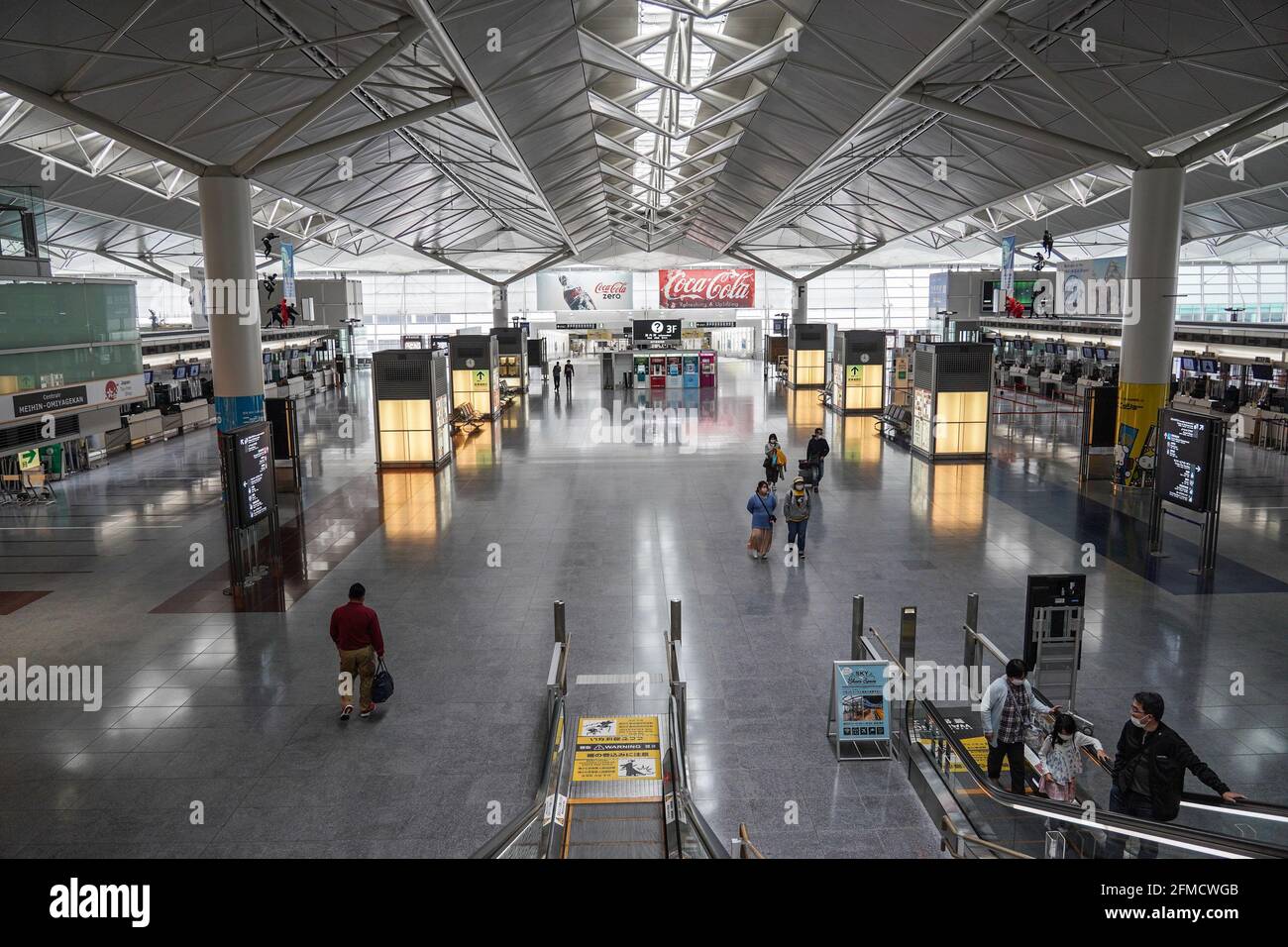 Tokoname, Japan. Mai 2021. Reisende, die Gesichtsmasken tragen, können beim Spaziergang am Chubu Centrair International Airport Terminal beobachten. Japan verlängert den Ausnahmezustand bis Ende Mai und verstärkt die Sperrmaßnahmen, da die Zahl der Infektionsfälle im Rahmen einer Coronavirus-Pandemie weiterhin hoch ist. (Foto: Jinhee Lee/SOPA Images/Sipa USA) Quelle: SIPA USA/Alamy Live News Stockfoto
