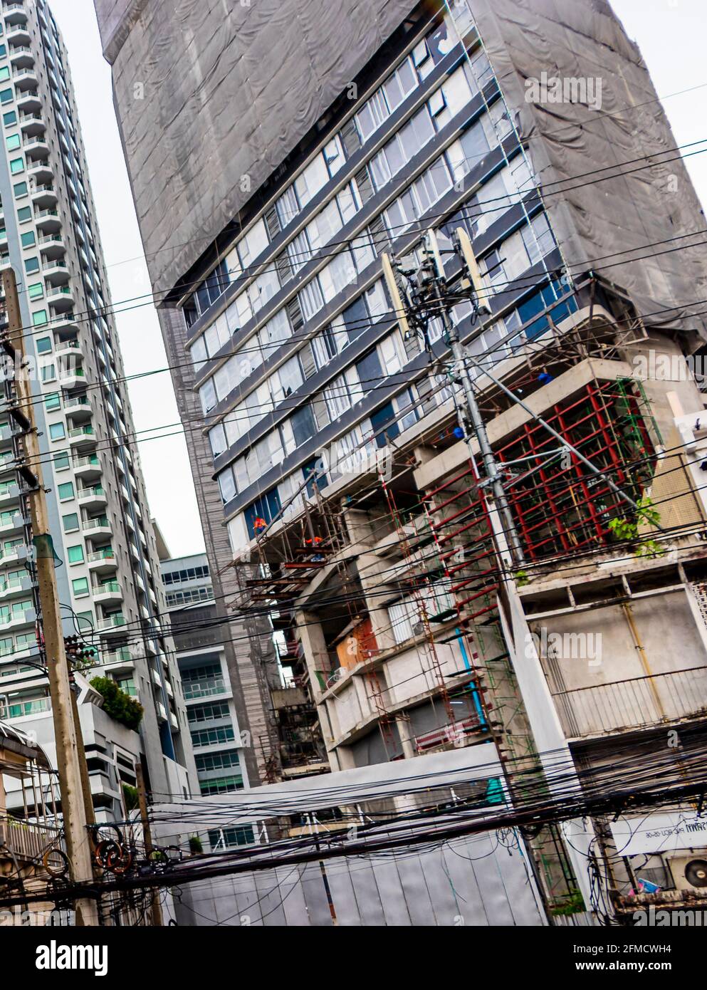 Raue schmutzige Ecken und Flächen in der Metropole Bangkok in Thailand. Stockfoto