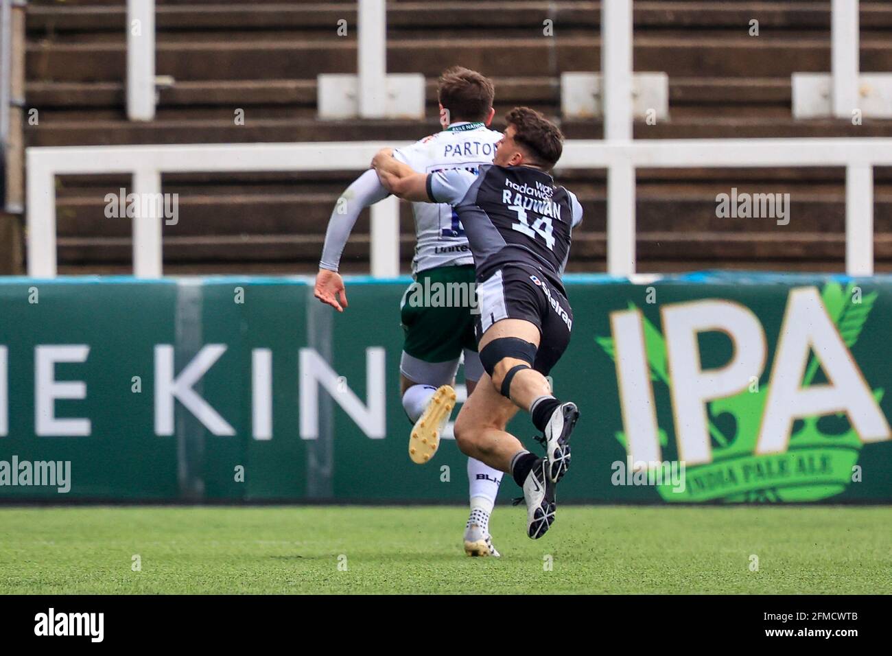 Adam Radwan von Newcastle Falcons kann Tom Parton nicht stoppen Von London Irish, als er zu einem Versuch hinübergeht Stockfoto