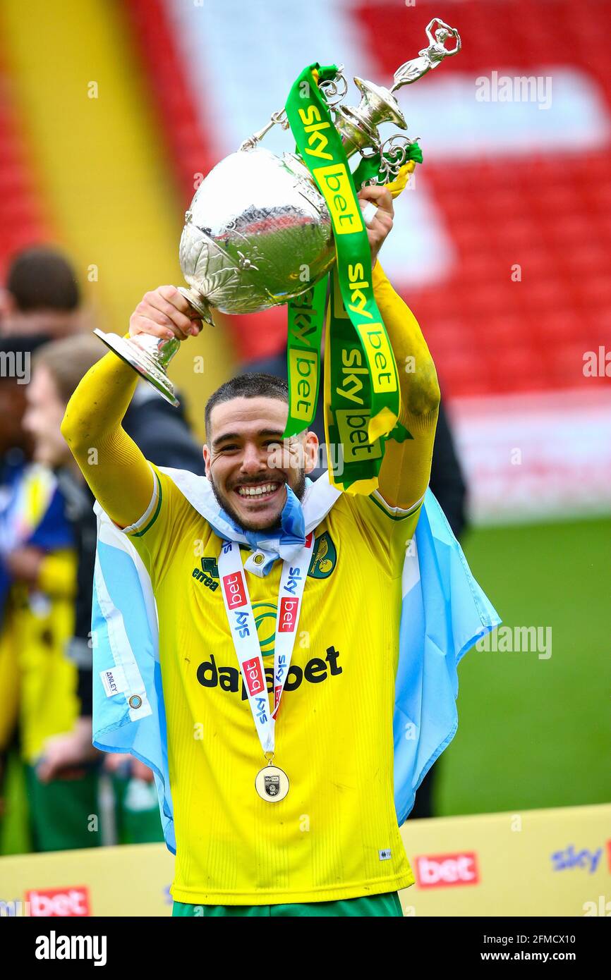 Oakwell, Barnsley, England - 8th. Mai 2021 EMI Buendia aus Norwich City mit der Meisterschaftsprophäe nach dem Spiel Barnsley gegen Norwich City, Sky Bet EFL Championship 2020/21, in Oakwell, Barnsley, England - 8th. Mai 2021 Credit: Arthur Haigh/WhiteRoseFotos/Alamy Live News Oakwell, Barnsley, England - 8th. Mai 2021 während des Spiels Barnsley gegen Norwich City, Sky Bet EFL Championship 2020/21, in Oakwell, Barnsley, England - 8th. Mai 2021 Credit: Arthur Haigh/WhiteRoseFotos/Alamy Live News Stockfoto