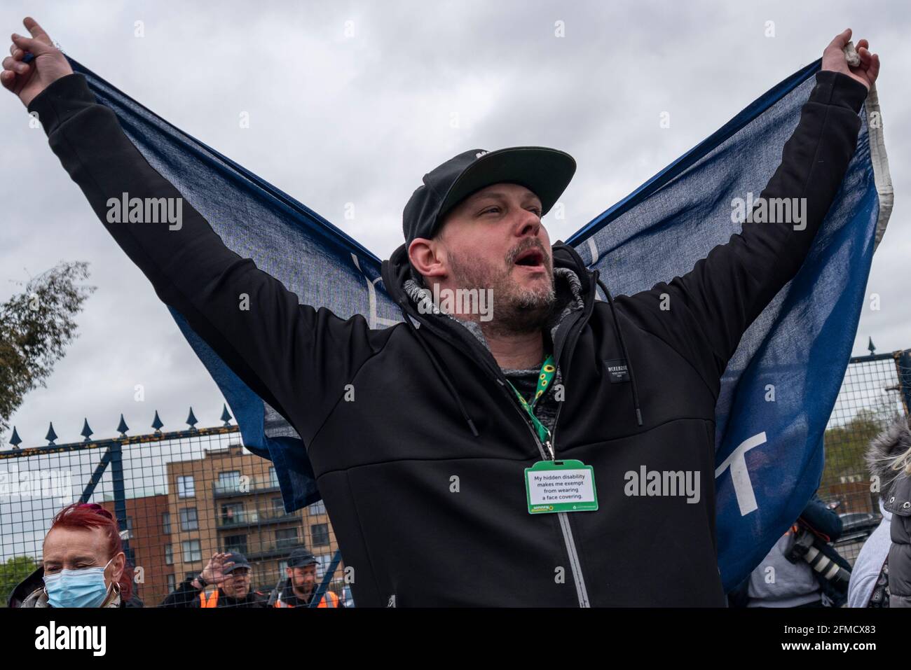 Roots Hall, Southend on Sea, Essex, Großbritannien. Mai 2021. Im Fußballverein Southend United, der aus der zweiten Liga in den Status einer anderen Liga abgesetzt wurde, findet ein Protest statt. Die Fans beschuldigen den Vorsitzenden Ron Martin, dass er sich auf die Entwicklung von Roots Hall in Wohnungen und einen Umzug in ein geplantes neugebautes Stadion auf Fossetts Farm auf Kosten des Teams konzentriert hat. Unterstützer befürchten, dass Roots Hall ohne Garantie für ein neues Zuhause entwickelt werden könnte, was die Zukunft des Clubs riskiert. Besucher Newport County wetteifern um einen Play-off-Platz Stockfoto