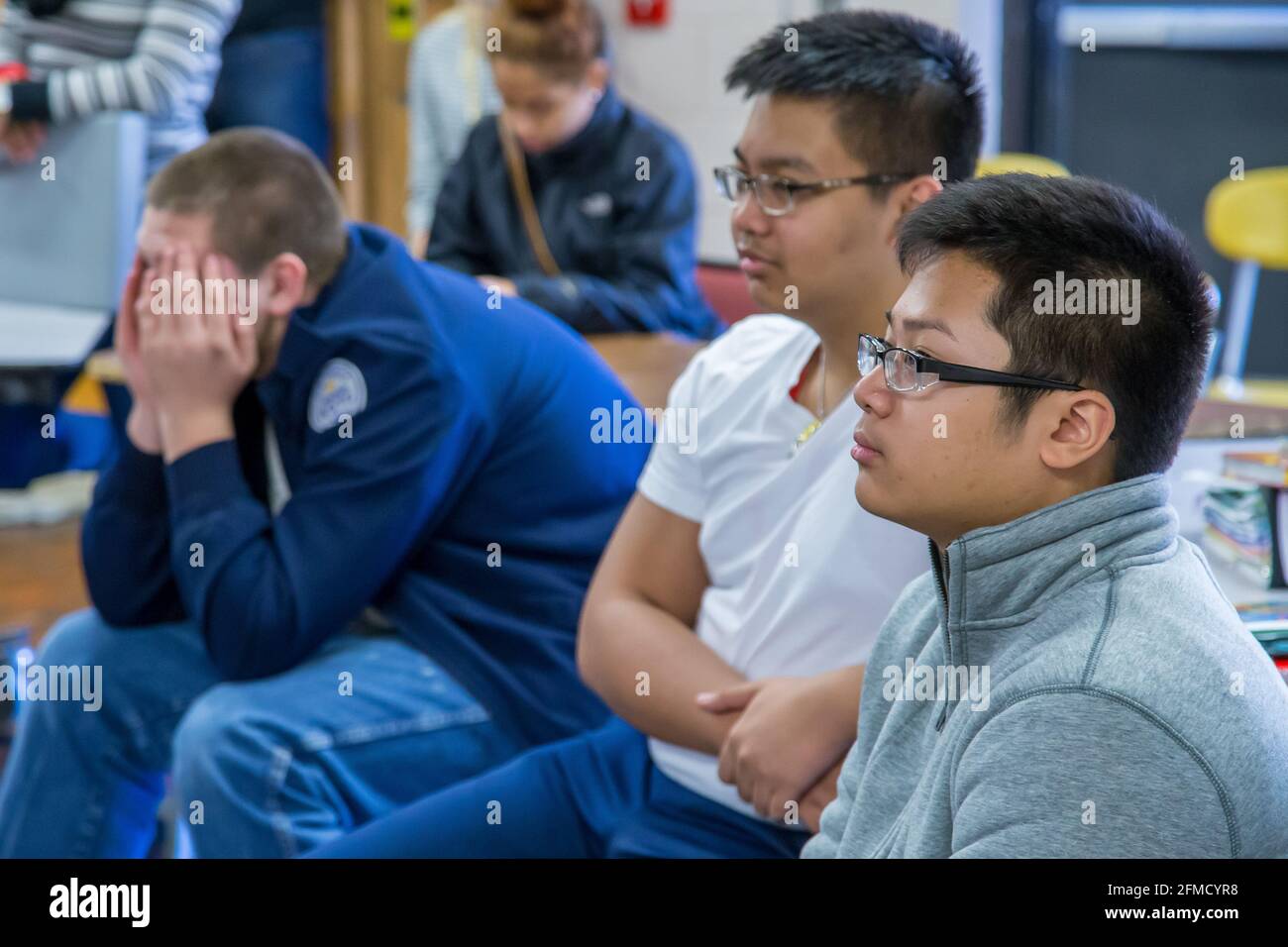 Drei Jungen in einem Klassenzimmer der High School Stockfoto
