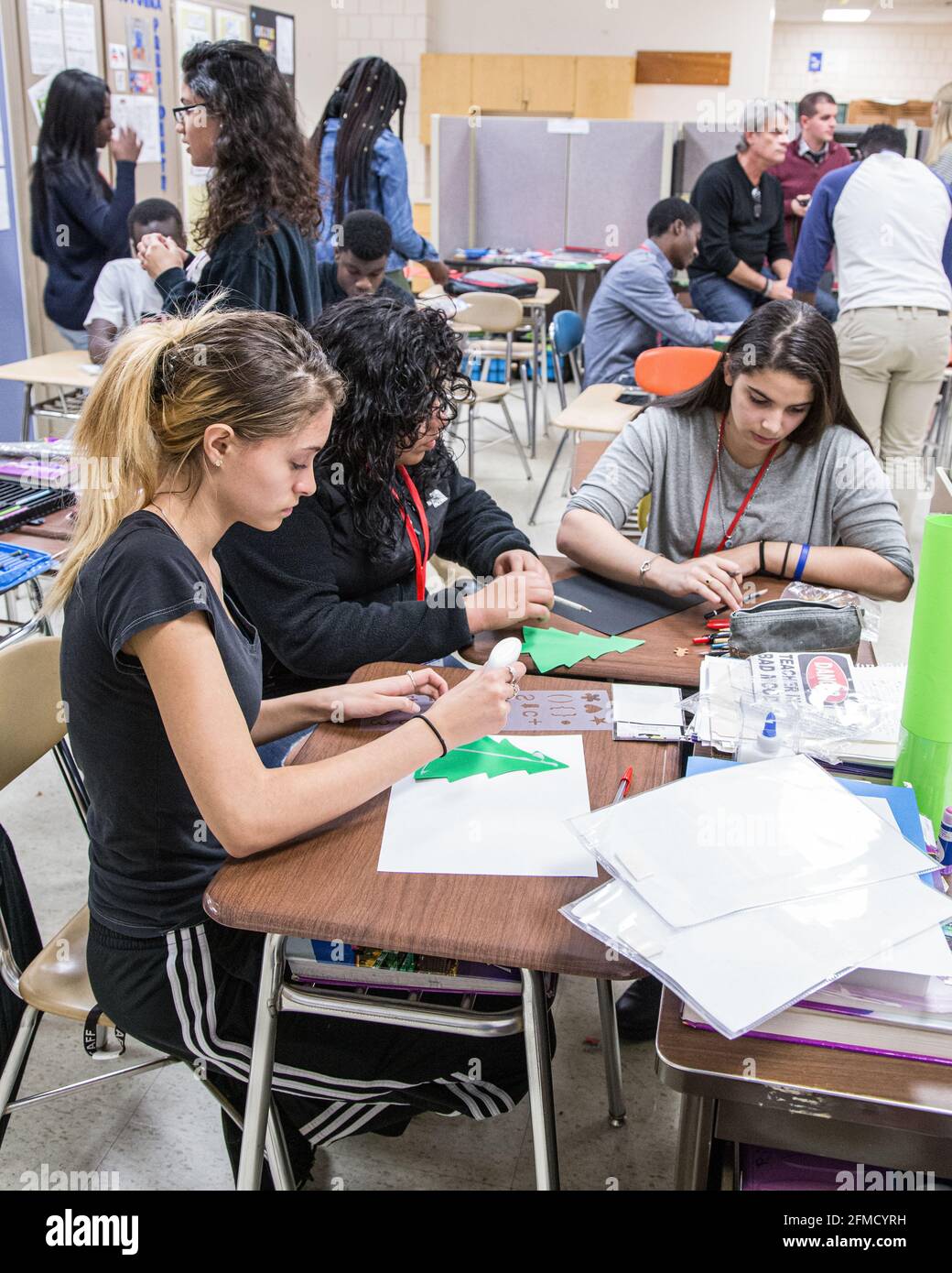 Schüler der High School arbeiten im Klassenzimmer zusammen Stockfoto