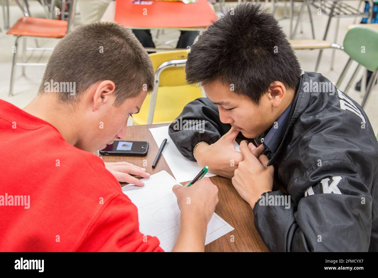 Schüler der High School arbeiten im Klassenzimmer zusammen Stockfoto