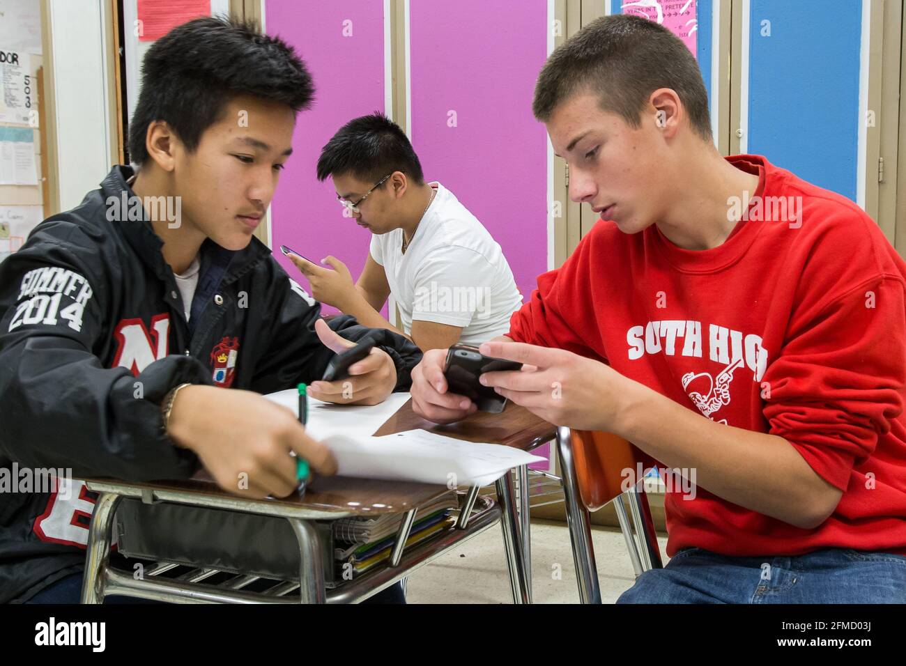 Schüler der High School arbeiten im Klassenzimmer zusammen Stockfoto