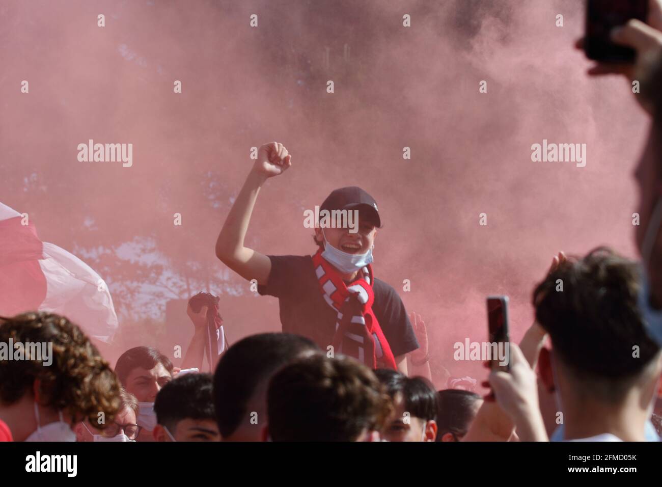 Die Salernitana nach dem Spiel zu Hause gegen das Team von Empoli, bereits in der Serie A gefördert, ist ein Schritt weg von der Krönung des Traums der Rückkehr nach 23 Jahren in der Top-Serie des italienischen Fußballs, Serie A. noch 90 Minuten , nur ein Unentschieden , Im letzten Spiel der Serie B Meisterschaft, gegen Pescara, damit das Team mathematisch die Förderung in der oberen Kategorie zu gewinnen. Eine große Gruppe von Fans, wartete vor dem Stadion, der Teamtrainer, um zu feiern und sie zu ermutigen, bis zum Ende für diesen begehrten sportlichen Meilenstein zu kämpfen. Endergebnis Salernitana vs Empoli 2 - 0. Aufgrund von Stockfoto