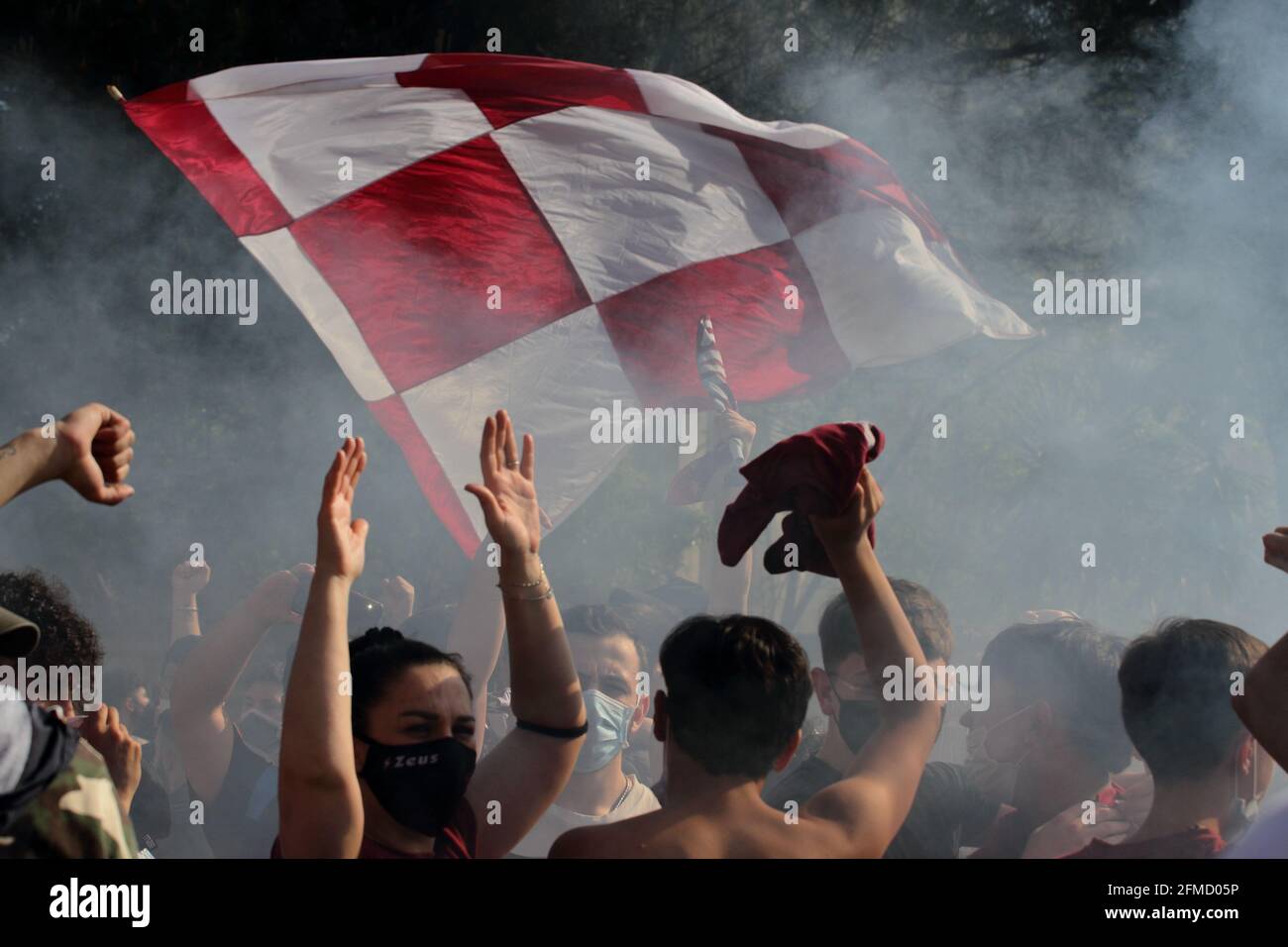 Die Salernitana nach dem Spiel zu Hause gegen das Team von Empoli, bereits in der Serie A gefördert, ist ein Schritt weg von der Krönung des Traums der Rückkehr nach 23 Jahren in der Top-Serie des italienischen Fußballs, Serie A. noch 90 Minuten , nur ein Unentschieden , Im letzten Spiel der Serie B Meisterschaft, gegen Pescara, damit das Team mathematisch die Förderung in der oberen Kategorie zu gewinnen. Eine große Gruppe von Fans, wartete vor dem Stadion, der Teamtrainer, um zu feiern und sie zu ermutigen, bis zum Ende für diesen begehrten sportlichen Meilenstein zu kämpfen. Endergebnis Salernitana vs Empoli 2 - 0. Aufgrund von Stockfoto