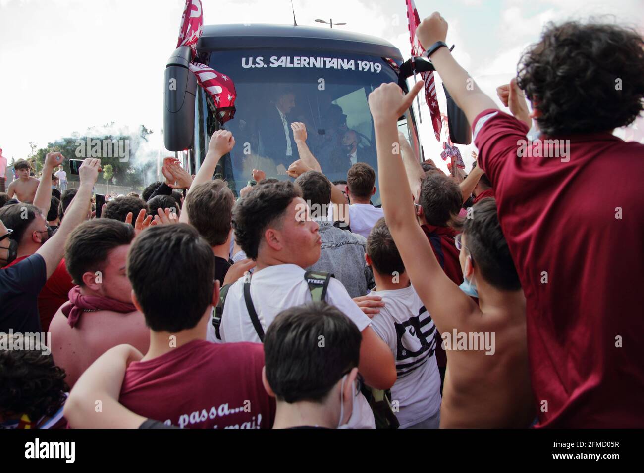 Die Salernitana nach dem Spiel zu Hause gegen das Team von Empoli, bereits in der Serie A gefördert, ist ein Schritt weg von der Krönung des Traums der Rückkehr nach 23 Jahren in der Top-Serie des italienischen Fußballs, Serie A. noch 90 Minuten , nur ein Unentschieden , Im letzten Spiel der Serie B Meisterschaft, gegen Pescara, damit das Team mathematisch die Förderung in der oberen Kategorie zu gewinnen. Eine große Gruppe von Fans, wartete vor dem Stadion, der Teamtrainer, um zu feiern und sie zu ermutigen, bis zum Ende für diesen begehrten sportlichen Meilenstein zu kämpfen. Endergebnis Salernitana vs Empoli 2 - 0. Aufgrund von Stockfoto