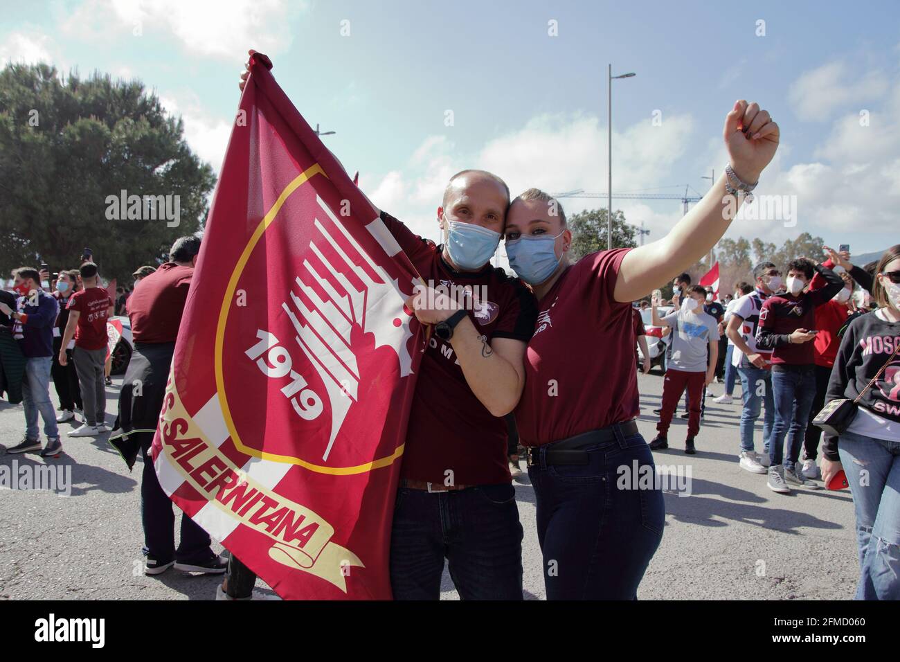 Die Salernitana nach dem Spiel zu Hause gegen das Team von Empoli, bereits in der Serie A gefördert, ist ein Schritt weg von der Krönung des Traums der Rückkehr nach 23 Jahren in der Top-Serie des italienischen Fußballs, Serie A. noch 90 Minuten , nur ein Unentschieden , Im letzten Spiel der Serie B Meisterschaft, gegen Pescara, damit das Team mathematisch die Förderung in der oberen Kategorie zu gewinnen. Eine große Gruppe von Fans, wartete vor dem Stadion, der Teamtrainer, um zu feiern und sie zu ermutigen, bis zum Ende für diesen begehrten sportlichen Meilenstein zu kämpfen. Endergebnis Salernitana vs Empoli 2 - 0. Aufgrund von Stockfoto