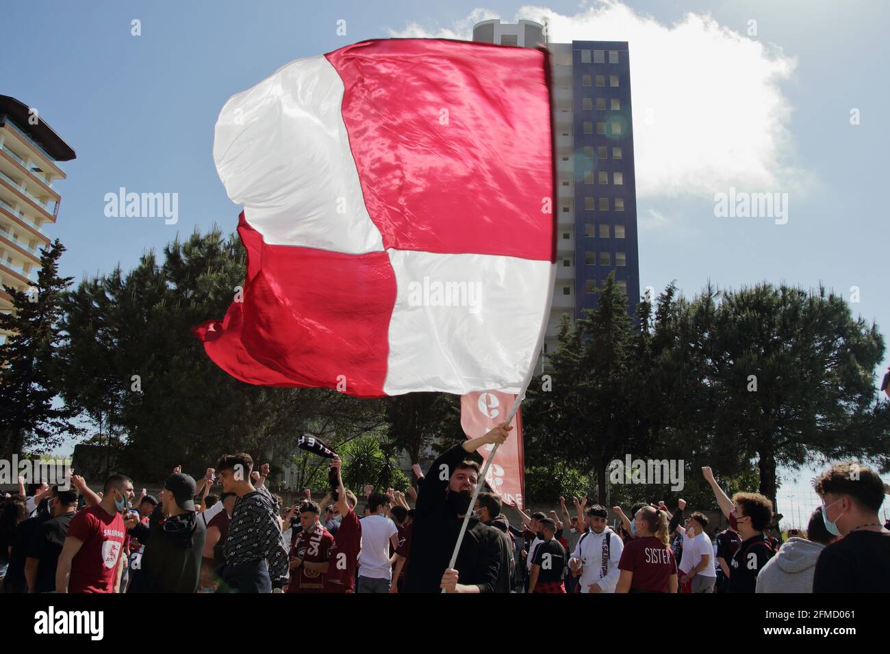 Die Salernitana nach dem Spiel zu Hause gegen das Team von Empoli, bereits in der Serie A gefördert, ist ein Schritt weg von der Krönung des Traums der Rückkehr nach 23 Jahren in der Top-Serie des italienischen Fußballs, Serie A. noch 90 Minuten , nur ein Unentschieden , Im letzten Spiel der Serie B Meisterschaft, gegen Pescara, damit das Team mathematisch die Förderung in der oberen Kategorie zu gewinnen. Eine große Gruppe von Fans, wartete vor dem Stadion, der Teamtrainer, um zu feiern und sie zu ermutigen, bis zum Ende für diesen begehrten sportlichen Meilenstein zu kämpfen. Endergebnis Salernitana vs Empoli 2 - 0. Aufgrund von Stockfoto