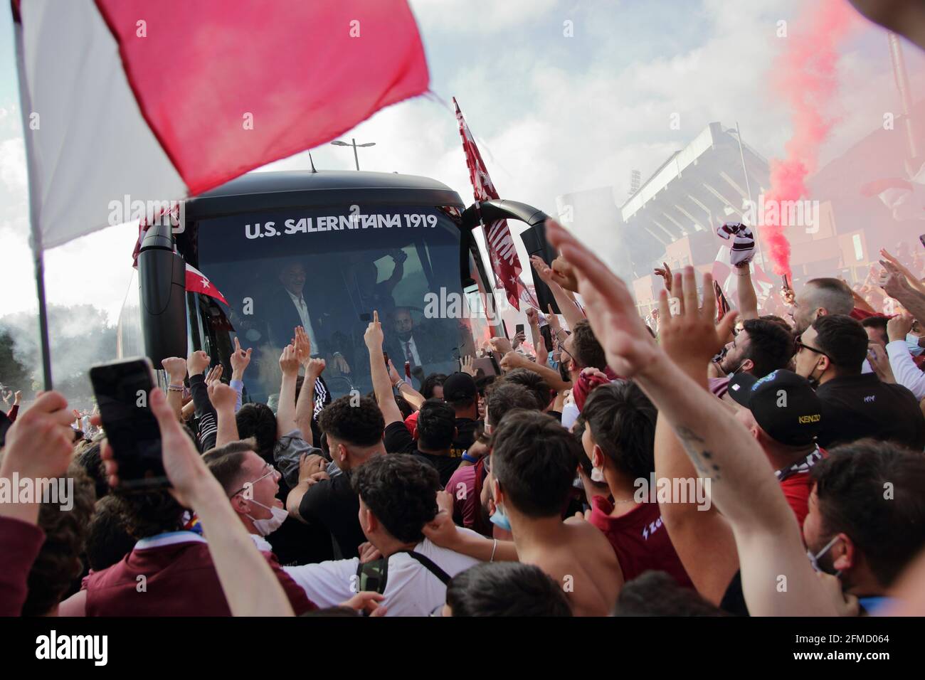 Die Salernitana nach dem Spiel zu Hause gegen das Team von Empoli, bereits in der Serie A gefördert, ist ein Schritt weg von der Krönung des Traums der Rückkehr nach 23 Jahren in der Top-Serie des italienischen Fußballs, Serie A. noch 90 Minuten , nur ein Unentschieden , Im letzten Spiel der Serie B Meisterschaft, gegen Pescara, damit das Team mathematisch die Förderung in der oberen Kategorie zu gewinnen. Eine große Gruppe von Fans, wartete vor dem Stadion, der Teamtrainer, um zu feiern und sie zu ermutigen, bis zum Ende für diesen begehrten sportlichen Meilenstein zu kämpfen. Endergebnis Salernitana vs Empoli 2 - 0. Aufgrund von Stockfoto