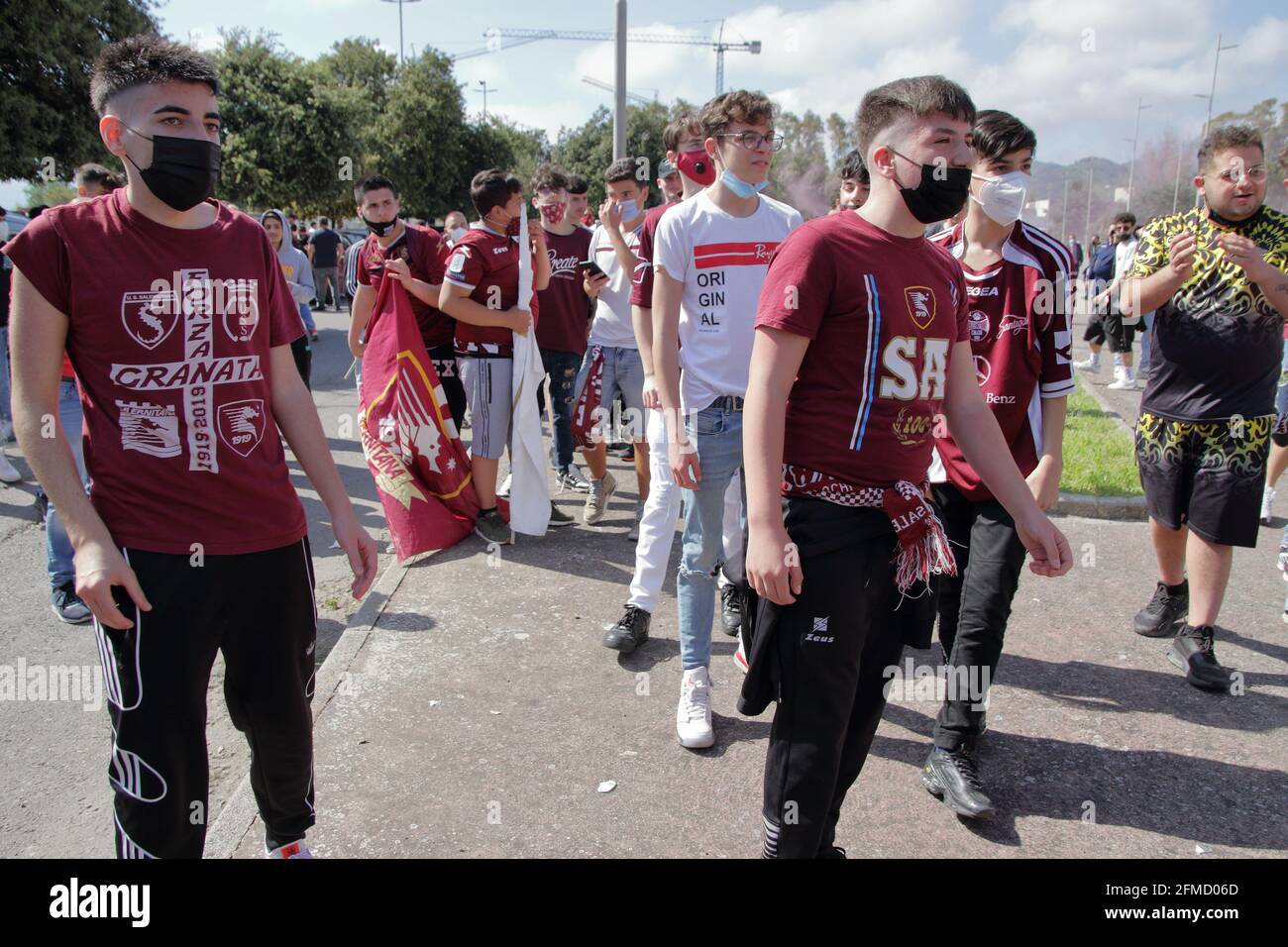 Die Salernitana nach dem Spiel zu Hause gegen das Team von Empoli, bereits in der Serie A gefördert, ist ein Schritt weg von der Krönung des Traums der Rückkehr nach 23 Jahren in der Top-Serie des italienischen Fußballs, Serie A. noch 90 Minuten , nur ein Unentschieden , Im letzten Spiel der Serie B Meisterschaft, gegen Pescara, damit das Team mathematisch die Förderung in der oberen Kategorie zu gewinnen. Eine große Gruppe von Fans, wartete vor dem Stadion, der Teamtrainer, um zu feiern und sie zu ermutigen, bis zum Ende für diesen begehrten sportlichen Meilenstein zu kämpfen. Endergebnis Salernitana vs Empoli 2 - 0. Aufgrund von Stockfoto