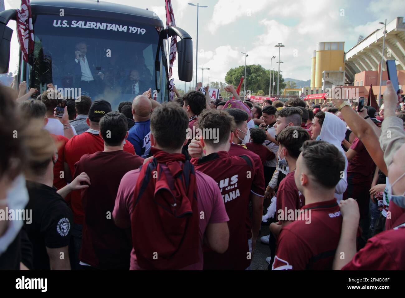 Die Salernitana nach dem Spiel zu Hause gegen das Team von Empoli, bereits in der Serie A gefördert, ist ein Schritt weg von der Krönung des Traums der Rückkehr nach 23 Jahren in der Top-Serie des italienischen Fußballs, Serie A. noch 90 Minuten , nur ein Unentschieden , Im letzten Spiel der Serie B Meisterschaft, gegen Pescara, damit das Team mathematisch die Förderung in der oberen Kategorie zu gewinnen. Eine große Gruppe von Fans, wartete vor dem Stadion, der Teamtrainer, um zu feiern und sie zu ermutigen, bis zum Ende für diesen begehrten sportlichen Meilenstein zu kämpfen. Endergebnis Salernitana vs Empoli 2 - 0. Aufgrund von Stockfoto