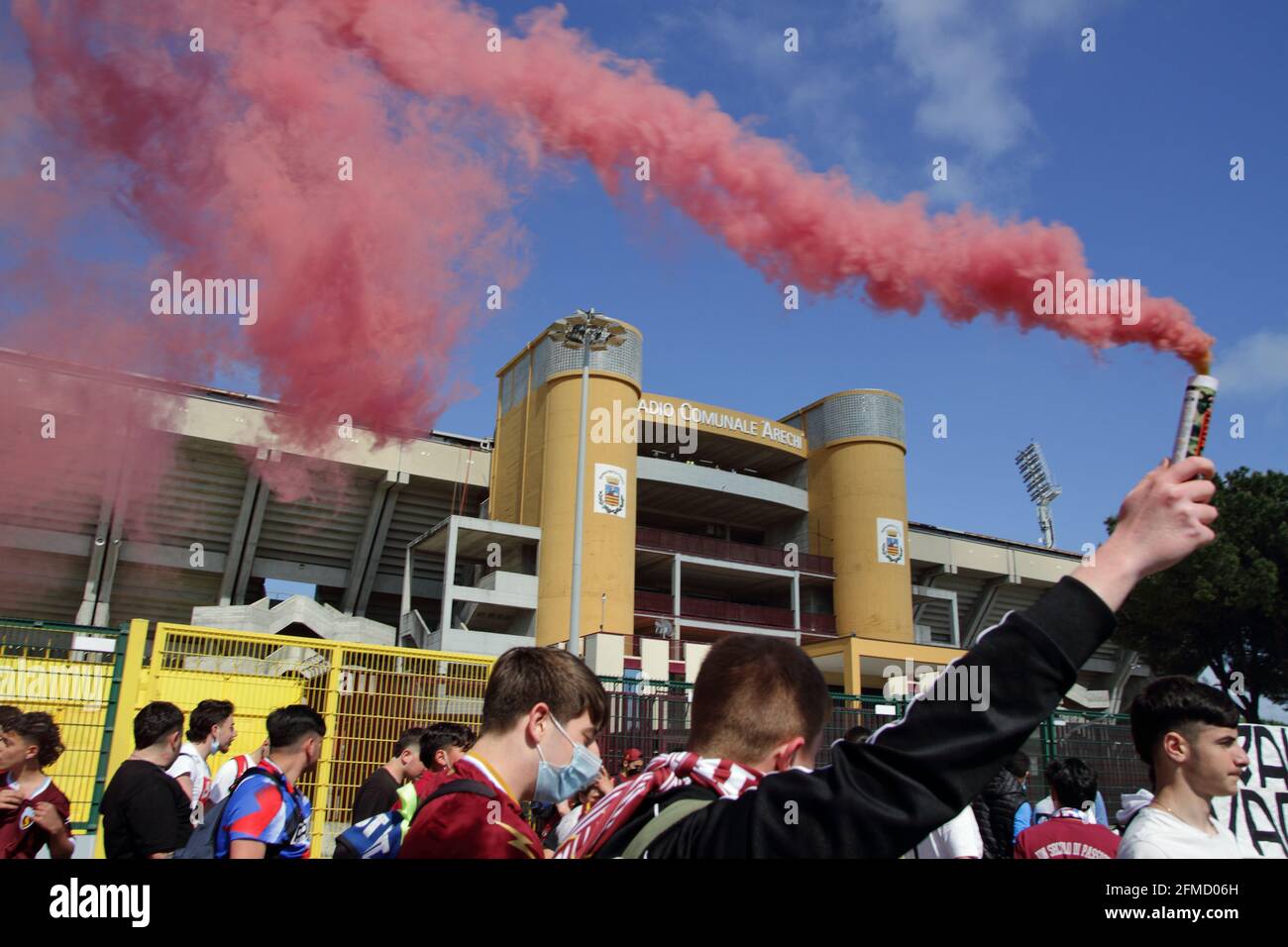 Die Salernitana nach dem Spiel zu Hause gegen das Team von Empoli, bereits in der Serie A gefördert, ist ein Schritt weg von der Krönung des Traums der Rückkehr nach 23 Jahren in der Top-Serie des italienischen Fußballs, Serie A. noch 90 Minuten , nur ein Unentschieden , Im letzten Spiel der Serie B Meisterschaft, gegen Pescara, damit das Team mathematisch die Förderung in der oberen Kategorie zu gewinnen. Eine große Gruppe von Fans, wartete vor dem Stadion, der Teamtrainer, um zu feiern und sie zu ermutigen, bis zum Ende für diesen begehrten sportlichen Meilenstein zu kämpfen. Endergebnis Salernitana vs Empoli 2 - 0. Aufgrund von Stockfoto