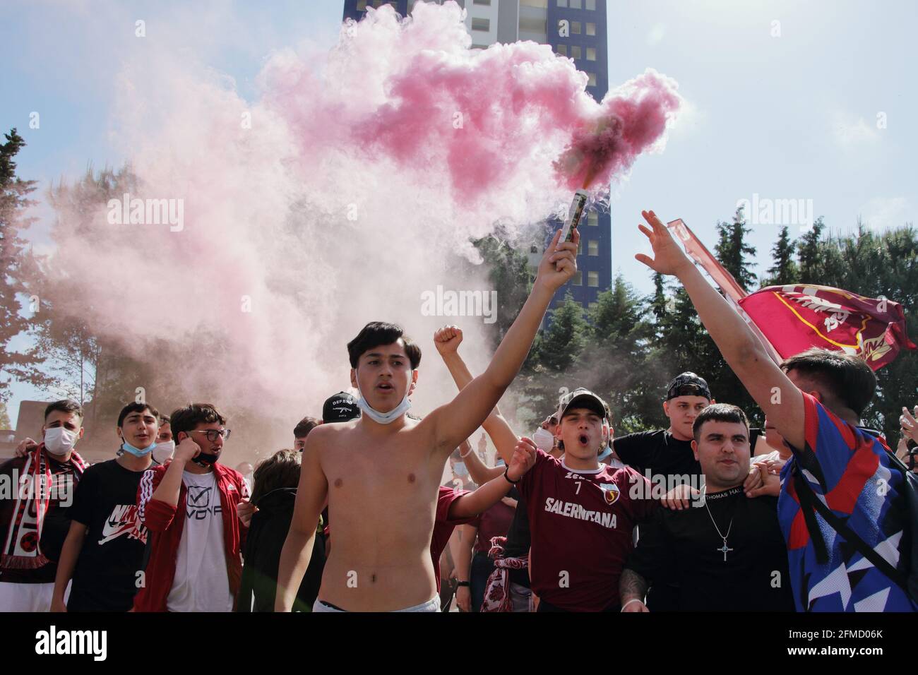 Die Salernitana nach dem Spiel zu Hause gegen das Team von Empoli, bereits in der Serie A gefördert, ist ein Schritt weg von der Krönung des Traums der Rückkehr nach 23 Jahren in der Top-Serie des italienischen Fußballs, Serie A. noch 90 Minuten , nur ein Unentschieden , Im letzten Spiel der Serie B Meisterschaft, gegen Pescara, damit das Team mathematisch die Förderung in der oberen Kategorie zu gewinnen. Eine große Gruppe von Fans, wartete vor dem Stadion, der Teamtrainer, um zu feiern und sie zu ermutigen, bis zum Ende für diesen begehrten sportlichen Meilenstein zu kämpfen. Endergebnis Salernitana vs Empoli 2 - 0. Aufgrund von Stockfoto