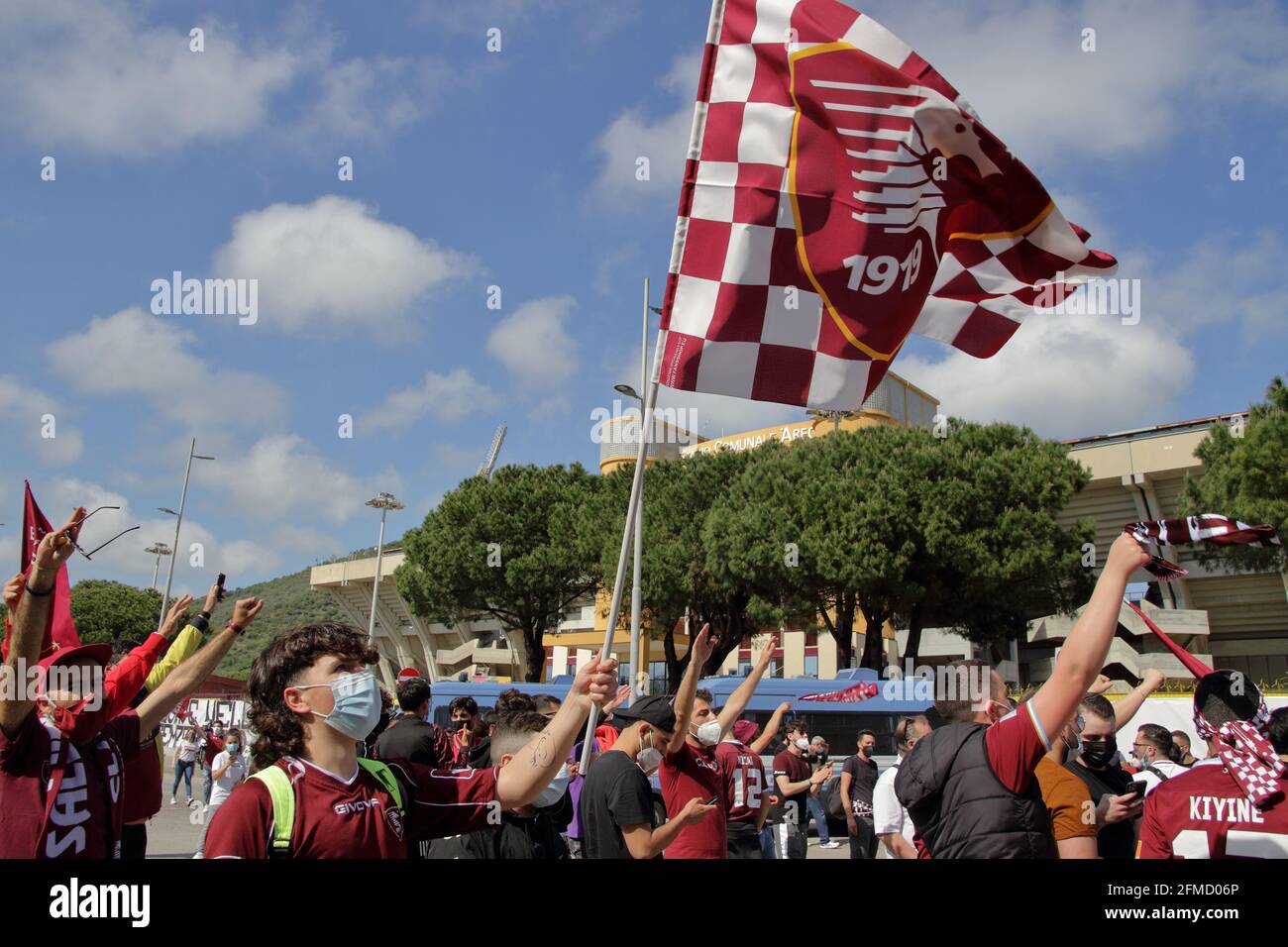 Die Salernitana nach dem Spiel zu Hause gegen das Team von Empoli, bereits in der Serie A gefördert, ist ein Schritt weg von der Krönung des Traums der Rückkehr nach 23 Jahren in der Top-Serie des italienischen Fußballs, Serie A. noch 90 Minuten , nur ein Unentschieden , Im letzten Spiel der Serie B Meisterschaft, gegen Pescara, damit das Team mathematisch die Förderung in der oberen Kategorie zu gewinnen. Eine große Gruppe von Fans, wartete vor dem Stadion, der Teamtrainer, um zu feiern und sie zu ermutigen, bis zum Ende für diesen begehrten sportlichen Meilenstein zu kämpfen. Endergebnis Salernitana vs Empoli 2 - 0. Aufgrund von Stockfoto