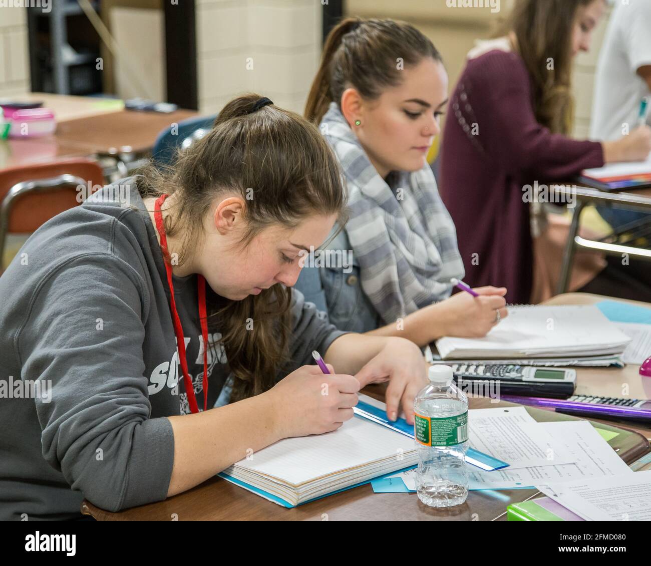 Schüler der High School arbeiten im Klassenzimmer zusammen Stockfoto