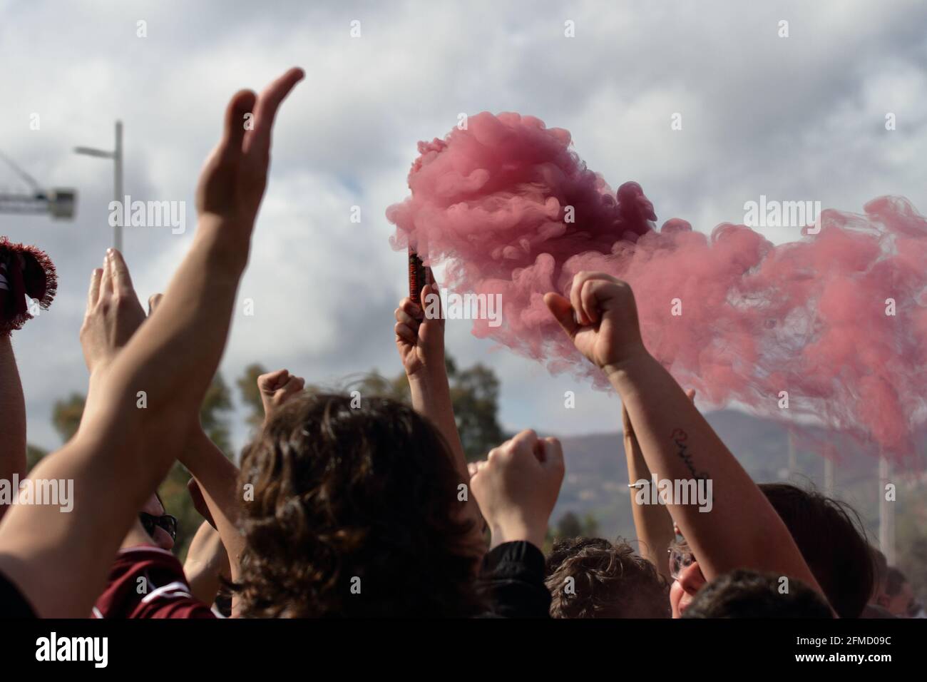 Die Salernitana nach dem Spiel zu Hause gegen das Team von Empoli, bereits in der Serie A gefördert, ist ein Schritt weg von der Krönung des Traums der Rückkehr nach 23 Jahren in der Top-Serie des italienischen Fußballs, Serie A. noch 90 Minuten, nur ein Unentschieden, Im letzten Spiel der Serie B Meisterschaft, gegen Pescara, damit das Team mathematisch die Förderung in der oberen Kategorie zu gewinnen. Eine große Gruppe von Fans wartete vor dem Stadion, der Teamtrainer, um zu feiern und sie zu ermutigen, bis zum Ende für diesen begehrten sportlichen Meilenstein zu kämpfen. Endergebnis Salernitana vs Empoli 2 - 0. Aufgrund von Stockfoto