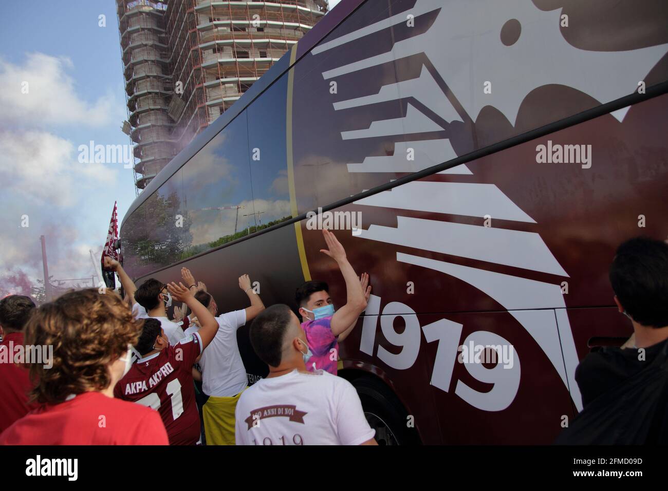 Die Salernitana nach dem Spiel zu Hause gegen das Team von Empoli, bereits in der Serie A gefördert, ist ein Schritt weg von der Krönung des Traums der Rückkehr nach 23 Jahren in der Top-Serie des italienischen Fußballs, Serie A. noch 90 Minuten, nur ein Unentschieden, Im letzten Spiel der Serie B Meisterschaft, gegen Pescara, damit das Team mathematisch die Förderung in der oberen Kategorie zu gewinnen. Eine große Gruppe von Fans wartete vor dem Stadion, der Teamtrainer, um zu feiern und sie zu ermutigen, bis zum Ende für diesen begehrten sportlichen Meilenstein zu kämpfen. Endergebnis Salernitana vs Empoli 2 - 0. Aufgrund von Stockfoto