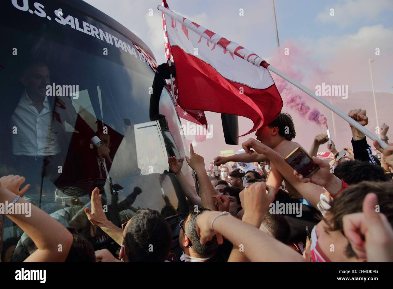 Die Salernitana nach dem Spiel zu Hause gegen das Team von Empoli, bereits in der Serie A gefördert, ist ein Schritt weg von der Krönung des Traums der Rückkehr nach 23 Jahren in der Top-Serie des italienischen Fußballs, Serie A. noch 90 Minuten, nur ein Unentschieden, Im letzten Spiel der Serie B Meisterschaft, gegen Pescara, damit das Team mathematisch die Förderung in der oberen Kategorie zu gewinnen. Eine große Gruppe von Fans wartete vor dem Stadion, der Teamtrainer, um zu feiern und sie zu ermutigen, bis zum Ende für diesen begehrten sportlichen Meilenstein zu kämpfen. Endergebnis Salernitana vs Empoli 2 - 0. Aufgrund von Stockfoto