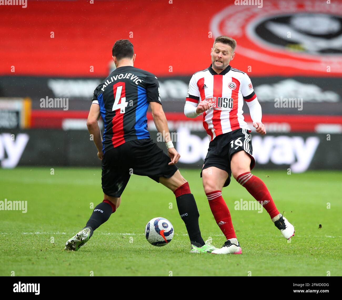 Sheffield, England, 8. Mai 2021. Oliver Norwood von Sheffield Utd mit Luka Milivojevic von Crystal Palace während des Premier League-Spiels in der Bramall Lane, Sheffield. Bildnachweis sollte lauten: Simon Bellis/ Sportimage Stockfoto