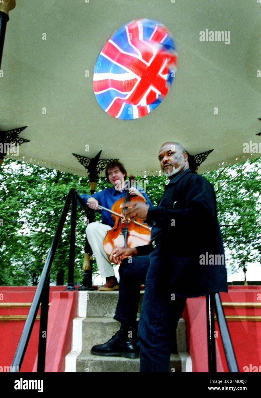 WELTBERÜHMTER BASS WILLARD WEISS UND CELLIST VIRTUOSE JULIAN LLOYD WEBBER IM HYDE PARK. SIE WERDEN AM 9TH. SEPTEMBER MIT DEM BBC CONCERT ORCHESTRA FÜR PROMS IN THE PARK AUFTRETEN. Stockfoto