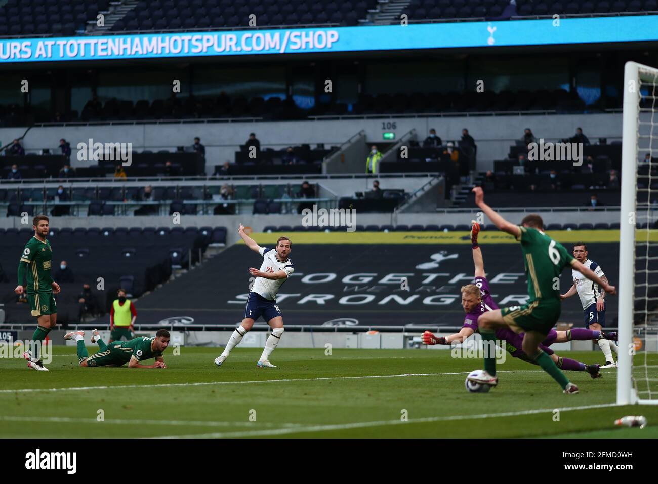 Chris Basham von Sheffield United hebt den Ball von einer Harry Kane von Tottenham Hotspur-Aufnahme ab - Tottenham Hotspur gegen Sheffield United, Premier League, Tottenham Hotspur Stadium, London, UK - 2. Mai 2021 nur für redaktionelle Verwendung - es gelten DataCo-Einschränkungen Stockfoto