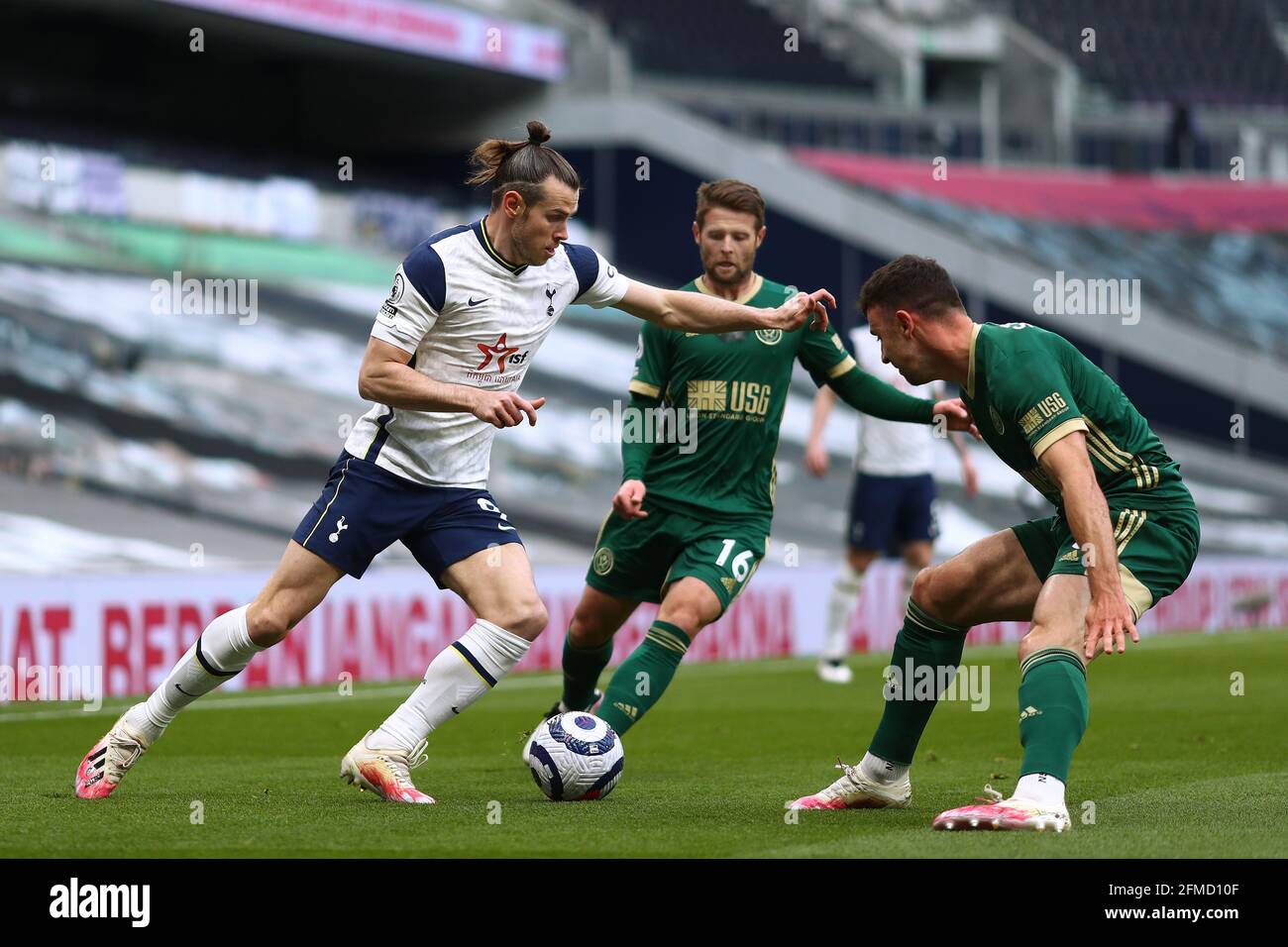 Gareth Bale von Tottenham Hotspur in Aktion mit Oliver Norwood und Chris Basham von Sheffield United - Tottenham Hotspur gegen Sheffield United, Premier League, Tottenham Hotspur Stadium, London, UK - 2. Mai 2021 nur für redaktionelle Verwendung - es gelten DataCo-Einschränkungen Stockfoto